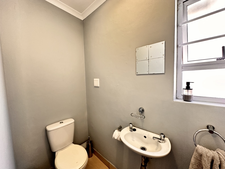 To Let Commercial Property for Rent in Beacon Bay Eastern Cape